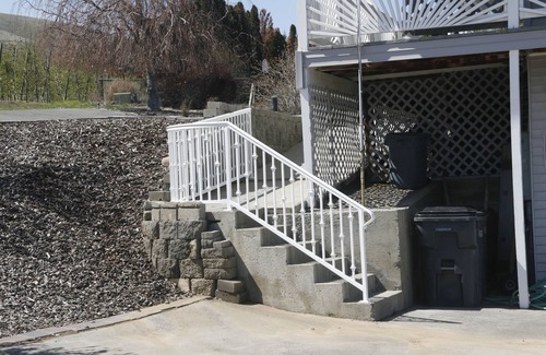 Brownstown House | View; float the Yakima River; Sleeps 8 + movable foam mattress can sleep 9.
