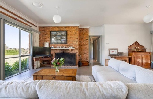 Shoreham House | Viewbank Homestead - A Sprawling Garden Estate