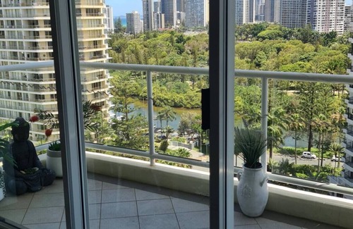 Main Beach Apartment | Views, Central to Beach, Restaurants, Tram & Clubs