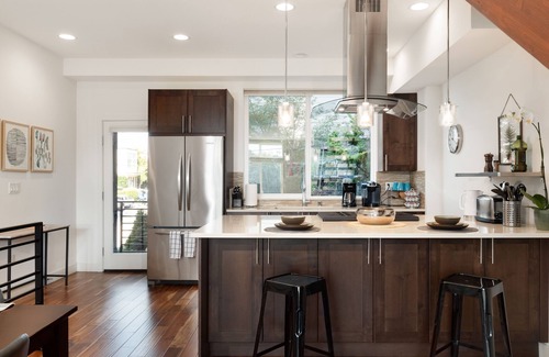 Eastlake House | Views of the Space Needle & Lake Union w/Parking!