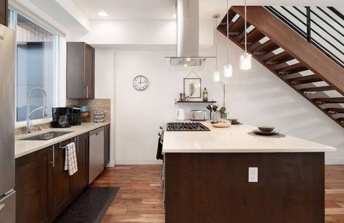 Eastlake House | Views of the Space Needle & Lake Union w/Parking!