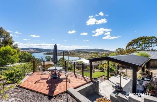 Primrose Sands Apartment | VIEWS ON FALCON : nPerfect for couples, solo travellers, or small families.
