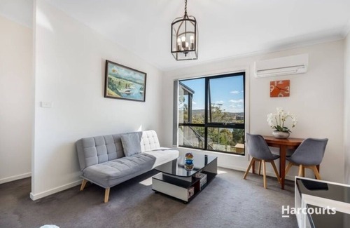 Primrose Sands Apartment | VIEWS ON FALCON : nPerfect for couples, solo travellers, or small families.