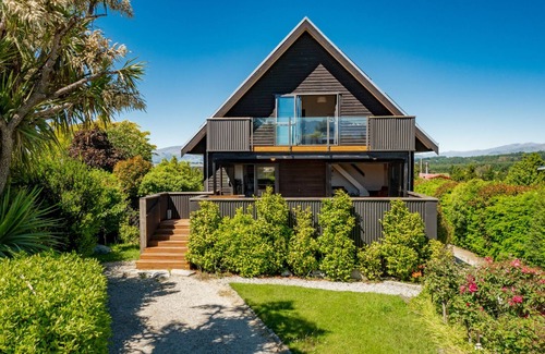 Lake Hawea House | Views on Parry - Lake Hāwea Holiday Home