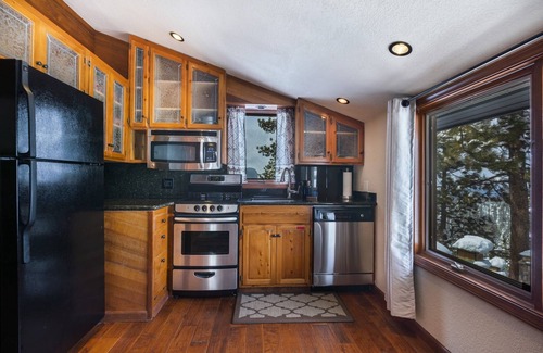 Tahoe Village House | VIEWS! Walk to Ski Resorts-Private Hot Tub, Sauna, Steam Room, Great Location!