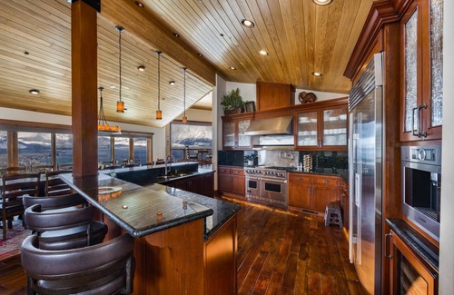 Tahoe Village House | VIEWS! Walk to Ski Resorts-Private Hot Tub, Sauna, Steam Room, Great Location!