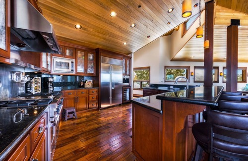 Tahoe Village House | VIEWS! Walk to Ski Resorts-Private Hot Tub, Sauna, Steam Room, Great Location!