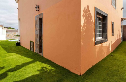 Las Palmas de Gran Canaria Villa | VILLA SAMPEREZ: + Pool + Garden + Barbecue + 5 Bedrooms + 3 Bathrooms + 12 Pax