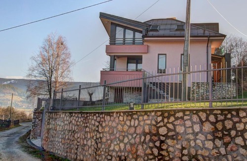 Pale Villa | Vila Danica