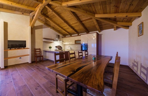 Posedarje House | Vila Dida Moj with 4 bedrooms is set in Slivnica and features an outdoor pool.