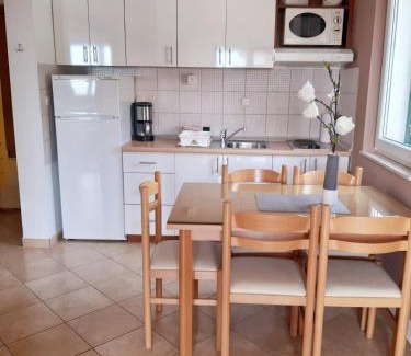 Tucepi Apartment | Vila Maslina Apartments mit Pool und Garten nahe am Strand