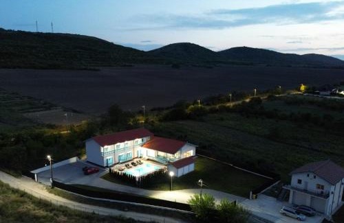 Mahmudia Villa | Vila Mavis-cazare cu piscina incalzita 1 mai-30 sept