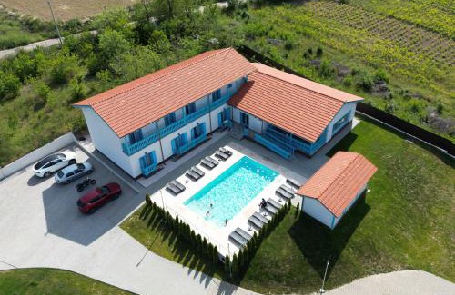 Mahmudia Villa | Vila Mavis-cazare cu piscina incalzita 1 mai-30 sept