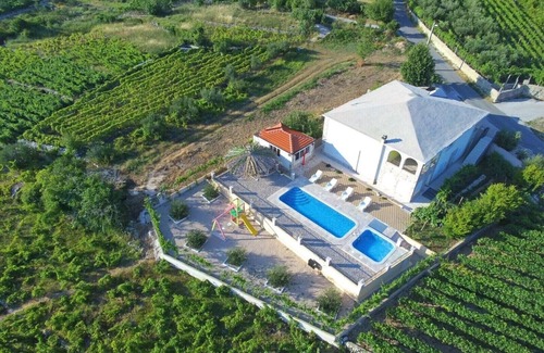 Vrgorac Villa | Vila Nova Seoska kuća sa toplim bazenom i jacuzzijem u oazi maslina i vinograda!