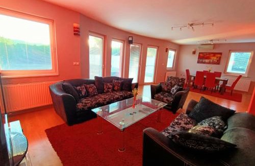 Modrica Villa | Villa 2 Etagen mit großen Garten