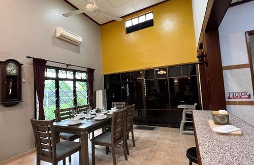 Alor Gajah Villa | Villa ∙ 5 bedrooms ∙ 15 guests