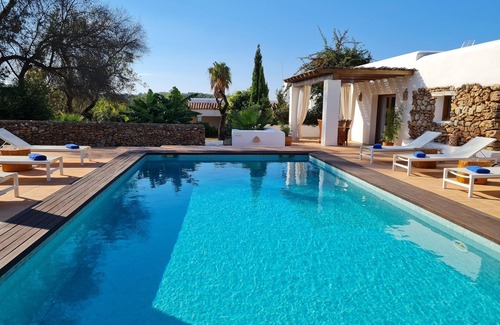 Sant Carles de Peralta Villa | VILLA 5 MINUTES FROM THE BEACHES WITH POOL AND GARDENS