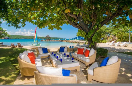Discovery Bay Villa | Villa ∙ 9 bedrooms ∙ 18 guests