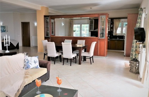 Agía Eiríni Villa | Villa Aeolus with private overflow, endless, heated pool and private garden