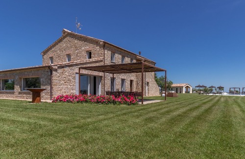 Colle San Valentino Villa | Villa Aga, farmhouse nestled in the Marche hills