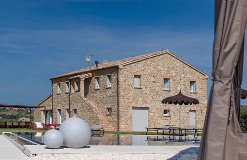 Colle San Valentino Villa | Villa Aga, farmhouse nestled in the Marche hills