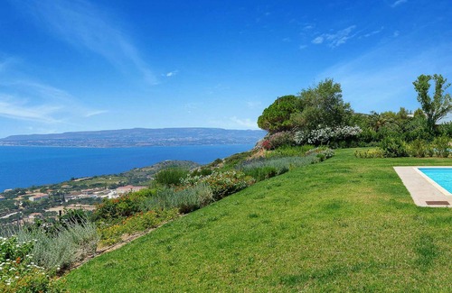 Lakithra Villa | Villa Agnandi - Four Bedroom Villa, Sleeps 9