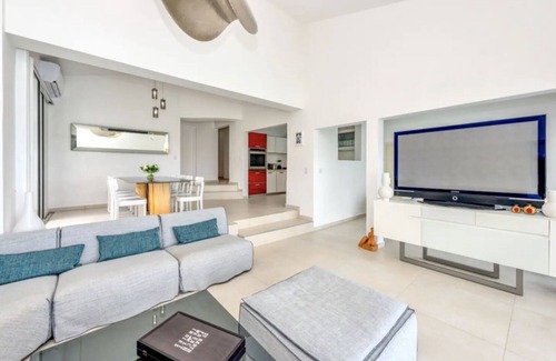 Maho Villa | Villa Amanti Three Bedroom Villa On The Water