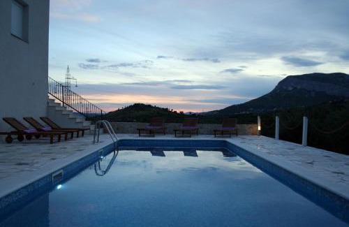 Klis Villa | Villa Anabella peaceful holiday home with pool