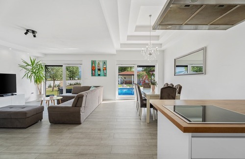 Donji Prolozac Villa | Villa Anja is a 4-bedroom villa with a 32 sqm heated pool near Imotski