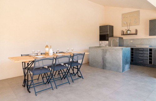 Bessan Villa | Villa Araspau, Family Getaway 10 min from Beach