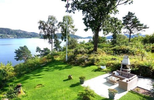 Ytrebygda Villa | Villa Arboretet - Seaside villa with private pool & infrared sauna in the heart of Arboretet, Bergen