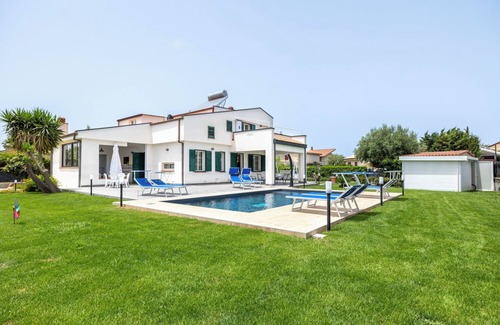Piana Calzata Villa | Villa Arvilla with private pool, SLEEPS 12