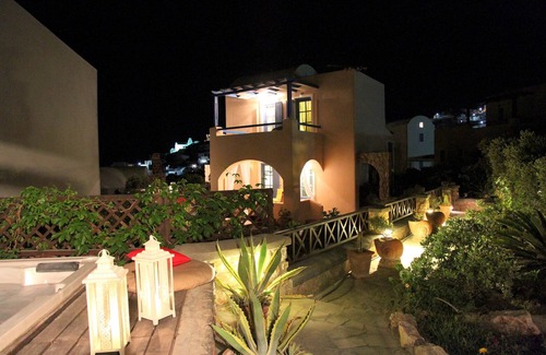 Akrotiri Villa | Villa Athena with 2 Jacuzzi's Santorini