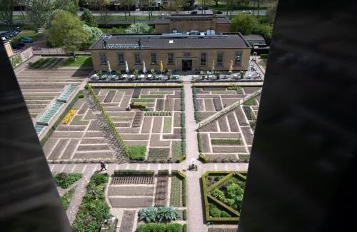 19e Eeuwse Schil Hotel | Villa Augustus