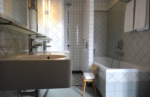 19e Eeuwse Schil Hotel | Villa Augustus