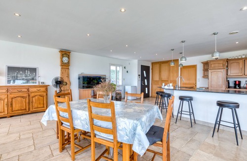 Bellegarde House | Villa 'Aux Portes De La Camargue' with Private Pool, Private Garden and Wi-Fi