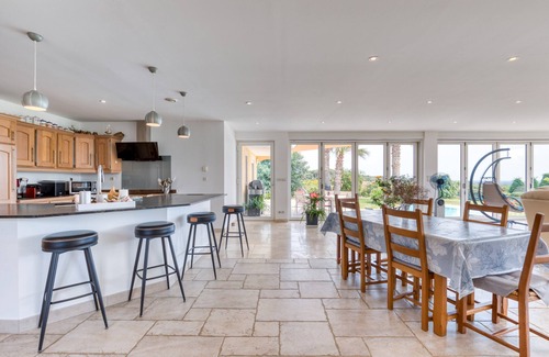 Bellegarde House | Villa 'Aux Portes De La Camargue' with Private Pool, Private Garden and Wi-Fi