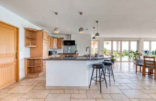 Bellegarde House | Villa 'Aux Portes De La Camargue' with Private Pool, Private Garden and Wi-Fi