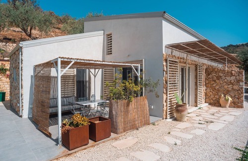 Avola Villa | Villa Azalo 6 bedrooms, 12 Adults, private pool by Azalo Country Homes