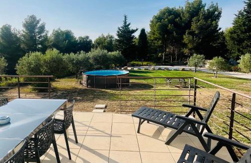 Saint-Mitre-les-Remparts Apartment | Villa Bahia - bas de villa en pleine nature !
