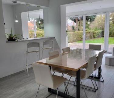 Sint-Pieters-Woluwe Villa | Villa Bed & Garden