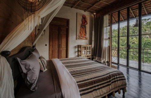 Kemenuh Villa | Villa Bedulu Cliff Estate Ubud - Wood Side