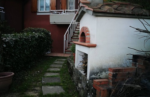 Vaiano House | Villa bifamiliare panoramica in collina con grande giardino