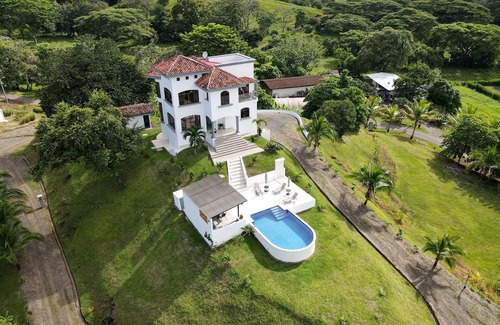 Esterillos Este Villa | Villa Blanca: privacy, luxury, and disconnection. Just 2 minutes from the beach!