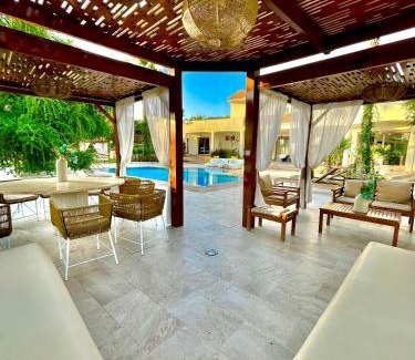 Drargua Villa | Villa blanche piscine chauffée