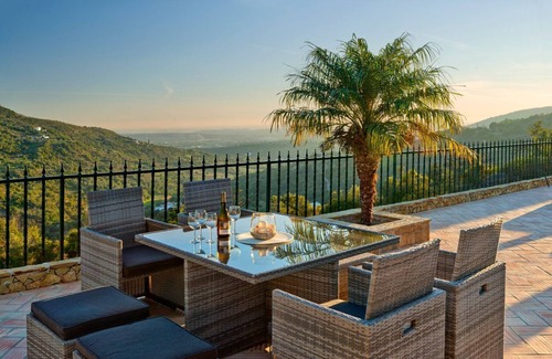 Sao Bras de Alportel Villa | Villa Burraco Faro - Four Bedroom Villa, Sleeps 8
