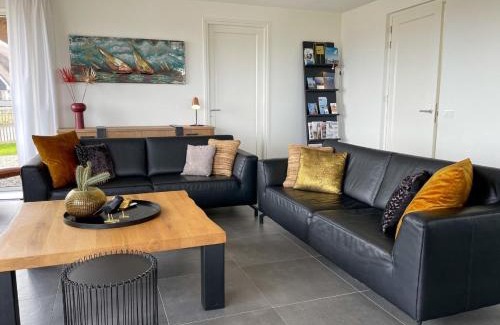 Delfstrahuizen Villa | Villa by Tjeukemeer with Sauna & Whirlpool