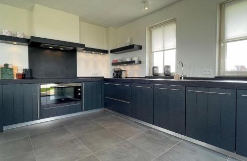 Delfstrahuizen Villa | Villa by Tjeukemeer with Sauna & Whirlpool