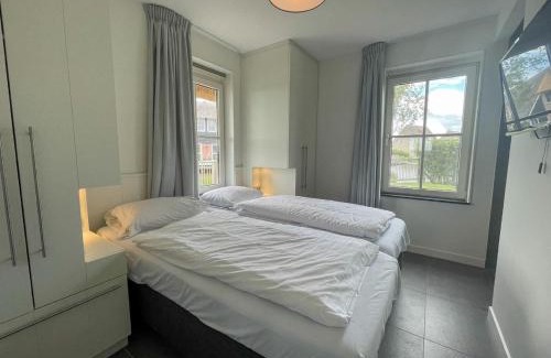 Delfstrahuizen Villa | Villa by Tjeukemeer with Sauna & Whirlpool