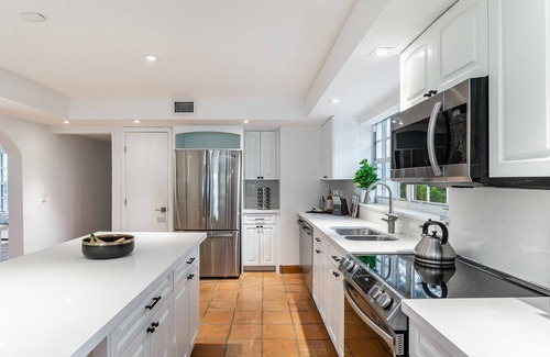 Hollywood Lakes Villa | Villa Capri, Waterfront, pool & Tennis Court, 30 day min